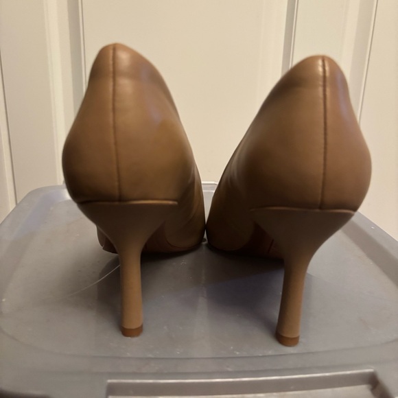 Nordstrom Rack Classic Tan Heels - Picture 5 of 9